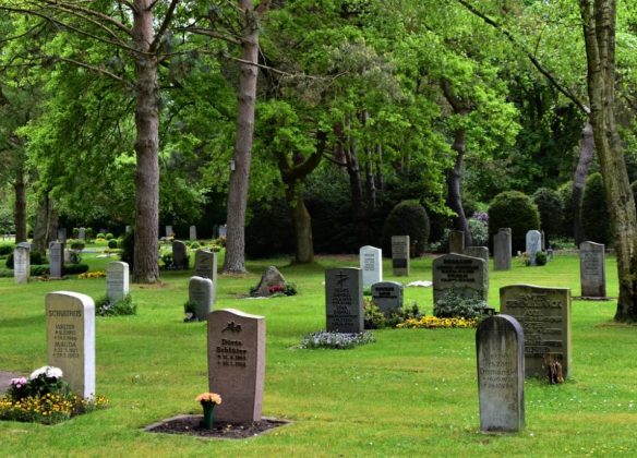 Nettoyer les taches sur un monument funéraire